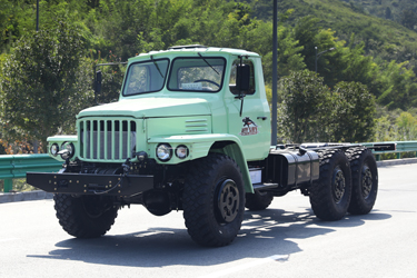 雙玻璃EQ2100六驅(qū)越野底盤_6×6尖頭140運(yùn)兵卡車底盤出口_長(zhǎng)頭東風(fēng)軍車專用改裝