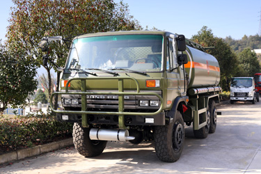 190馬力EQ2102油罐車_東風六驅(qū)越野專用底盤改裝8~10m3罐式運輸車
